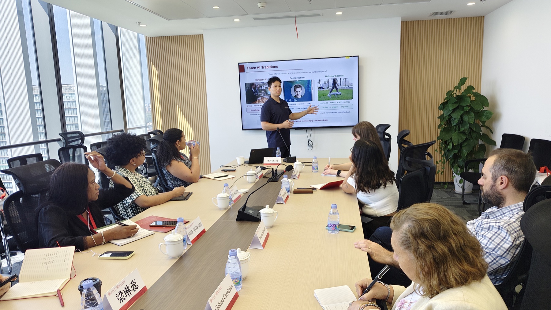 Yizhang He delivering a lecture on artificial intelligence to officials from the Americas in Shanghai